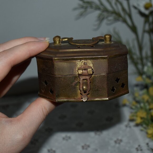 Vintage Antique Small Brass Incense Trinket Cricket Box Gothic Farmhouse Decor - Picture 6 of 14